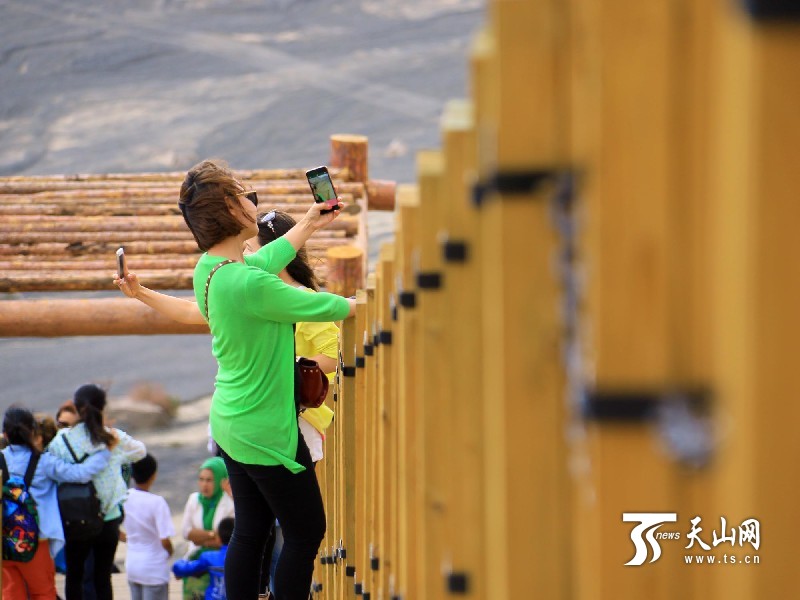 新疆托克遜縣克爾堿怪石林景區(qū)迎來(lái)旅游旺季