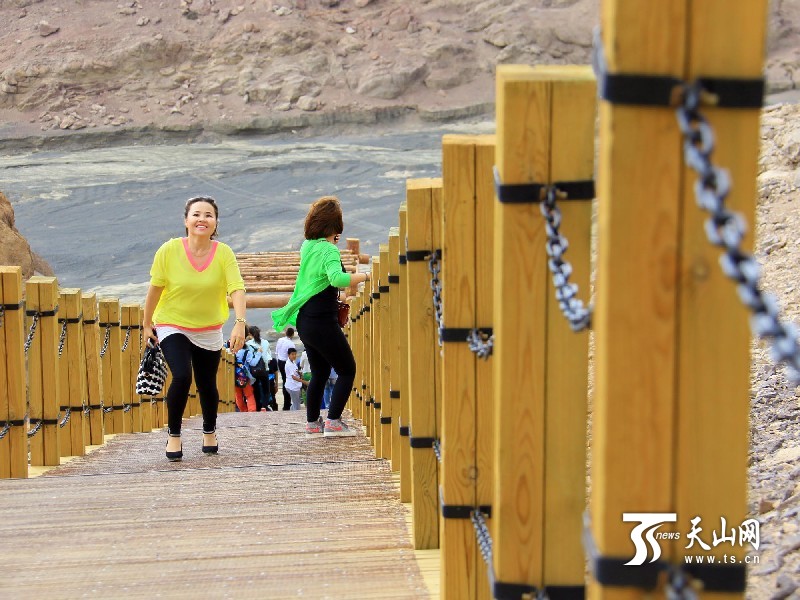 新疆托克遜縣克爾堿怪石林景區迎來旅游旺季