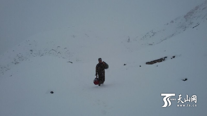 新疆和碩縣：住村工作組雨雪天驅車130公里山路為山羊打耳標