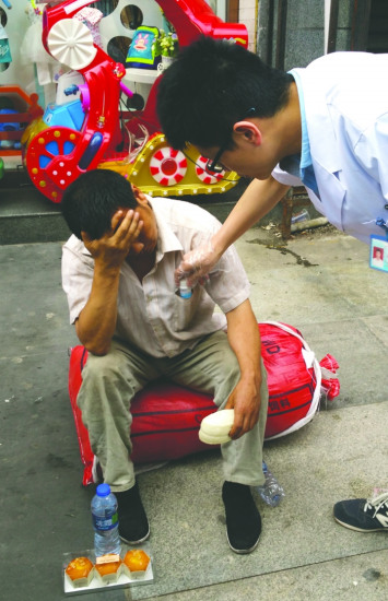 民工街頭犯病暈倒 拒去救助站怕增加兒子負擔