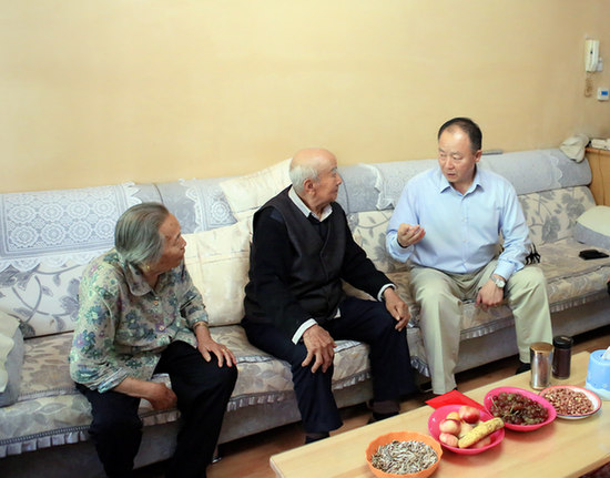 南航新疆分公司黨委慰問老黨員
