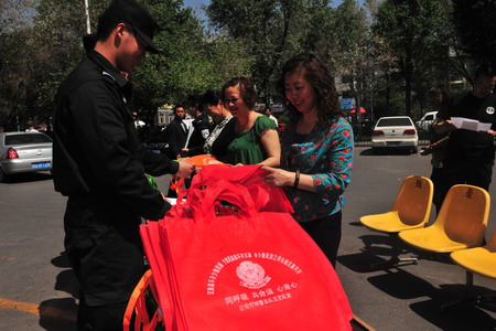 新疆特警用“特警誠(chéng)品”教市民如何防詐騙