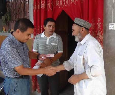 和田縣舉辦“黨團干部同給力，創先爭優促和諧”主題惠民活動