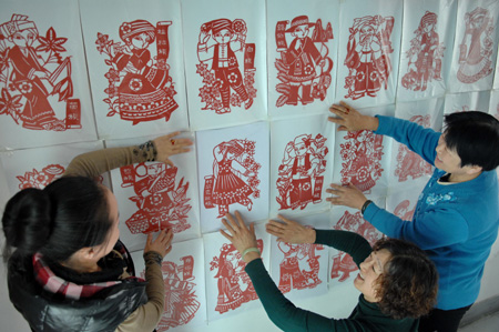 56個民族的剪紙貼畫 迎接十八大召開