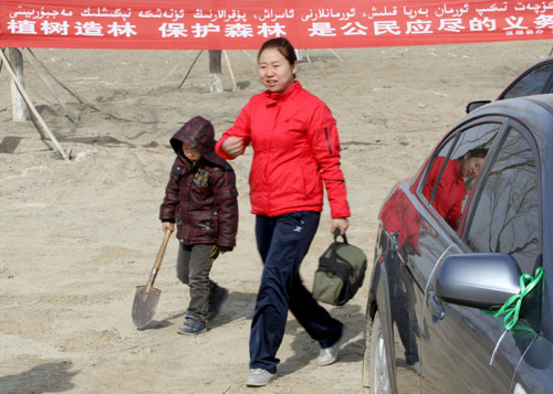 新疆克拉瑪依：清明假期植樹(shù)忙