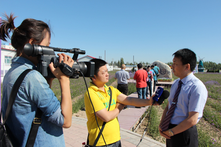 “父親節”慰問探班電影《好運特克斯》拍攝劇組