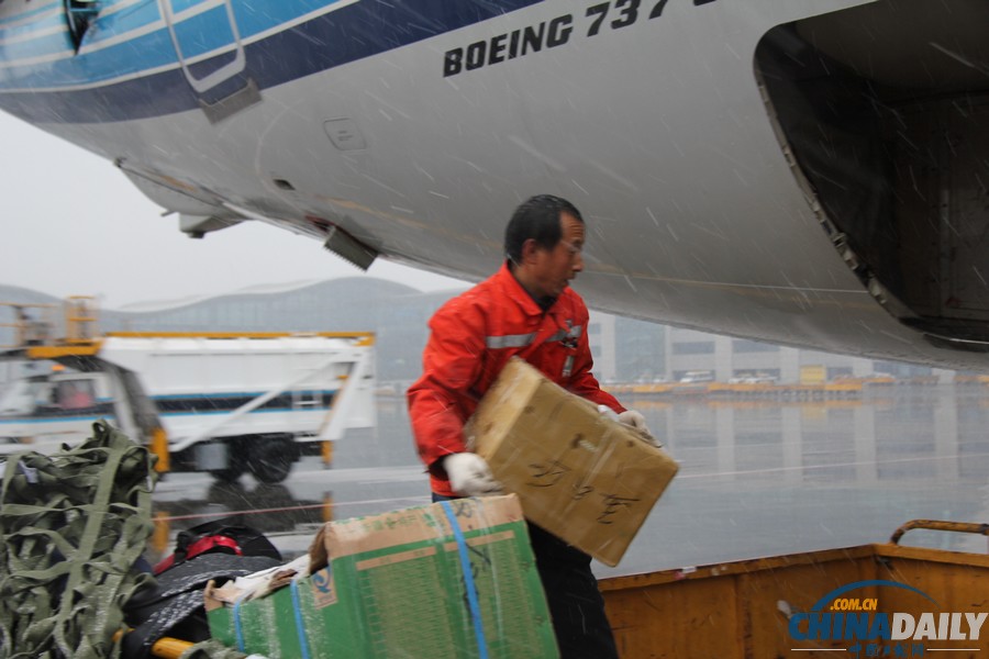 烏機場迎今冬首場降雪 南航新疆進入“冬運模式”