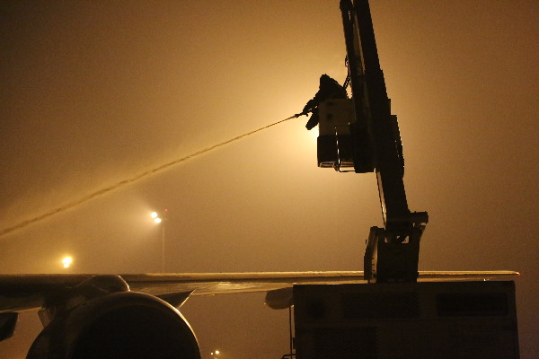 烏魯木齊迎最強寒流 飛機除冰師冒嚴(yán)寒高空除冰