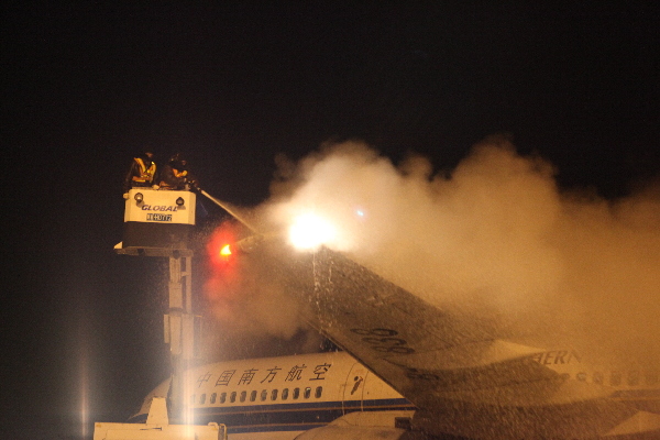 烏魯木齊迎最強寒流 飛機除冰師冒嚴寒高空除冰