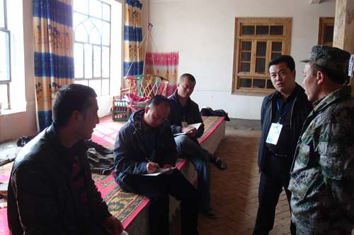 第三師紅旗農場“三民”工作組與農民面對面交心