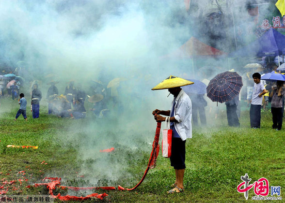 貴州施洞苗族同胞歡度獨木龍舟節[組圖]