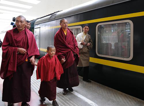 第六世德珠活佛坐床后第一次在拉薩禮佛、參觀