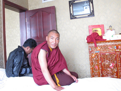 第六世德珠活佛坐床后第一次在拉薩禮佛、參觀