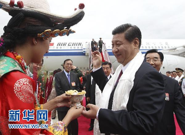 習近平率中央代表團飛抵拉薩 出席西藏和平解放60周年慶祝活動