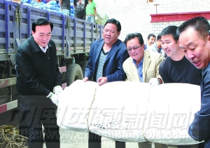 陳全國檢查指導救災物資調運工作：盡快把黨和政府的溫暖送到災區人民手中