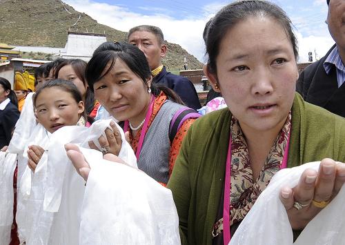 班禪活佛結束在拉薩的佛事、社會活動抵達日喀則