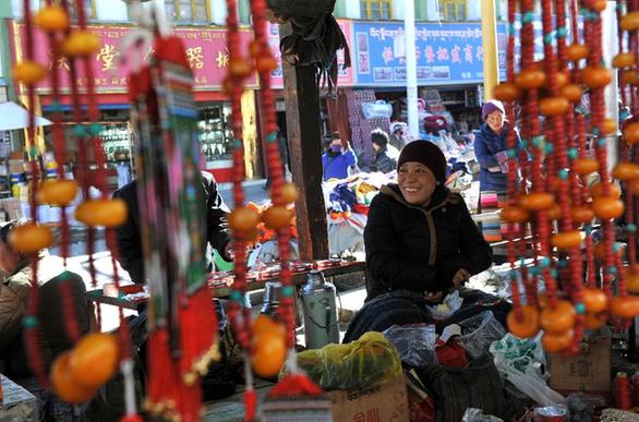 酥油奶渣人參果　日喀則農(nóng)牧民購(gòu)置年貨忙