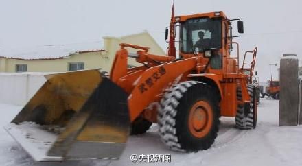 西藏219國道突降暴雪見度不足10米 73人被困