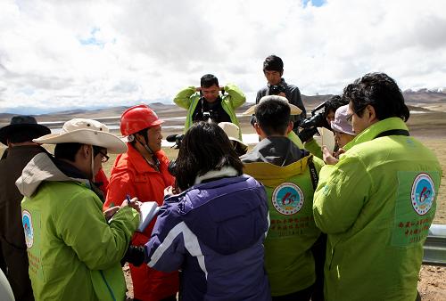 中央媒體“重走進(jìn)藏路”青藏線記者團(tuán)抵唐古拉山口