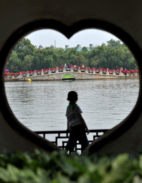 涼爽“春城” 歡樂旅游