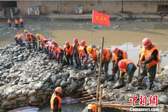 昆明入滇河道盤龍江“大掃除” 將清淤18萬方