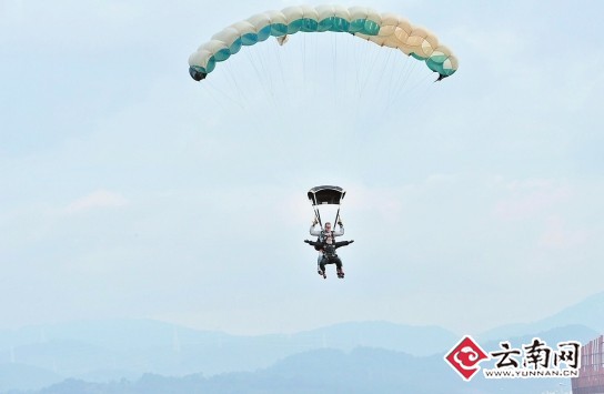 云南六旬老太勇敢一躍 創(chuàng)老年雙人跳傘“中國第一”