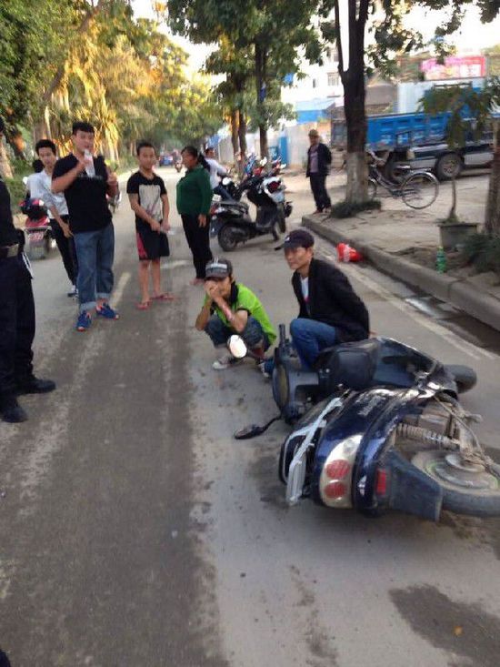 云南版納景洪四少年勇擒癮君子(圖)