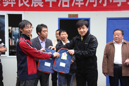 成龍到云南彝良看望受災群眾為災區(qū)捐資140萬元