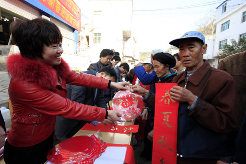 云南巧家開展“迎新春送春聯(lián)”活動(dòng)受歡迎