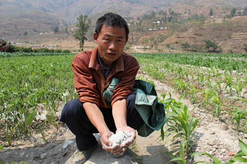 昆明東川區小江水質達標 村民稱水清可直接澆地