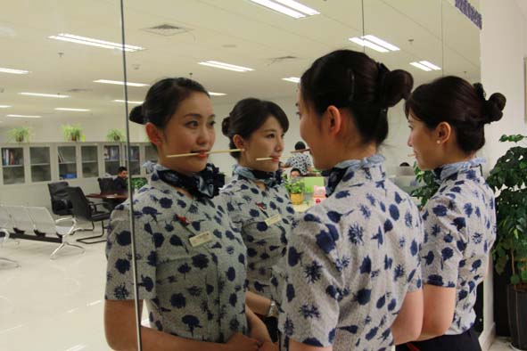 東航云南“金花們”會心微笑扮靚值機柜臺