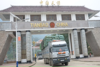 云南天保邊檢官兵舉行升旗儀式喜迎新年