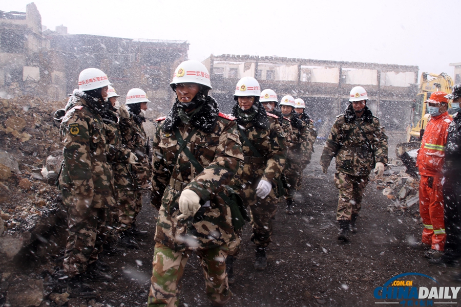 香格里拉獨(dú)克宗古城災(zāi)后一片廢墟 駐地警民緊張投入災(zāi)后清理工作