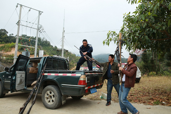 云南勐海縣曼岡村村民主動上繳私藏槍支