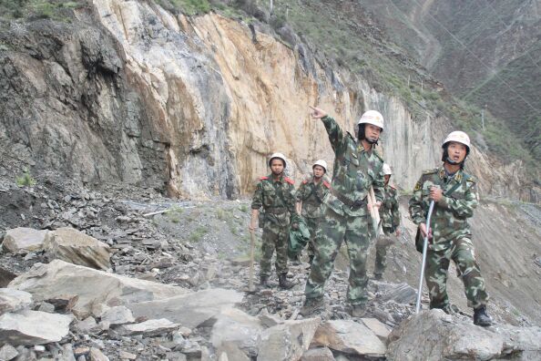 川滇交界再發(fā)5.9級地震 武警云南省總隊(duì)650名官兵第一時間增援救災(zāi)