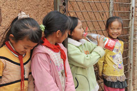 云南旱區的孩子喝上浙江來的農夫山泉