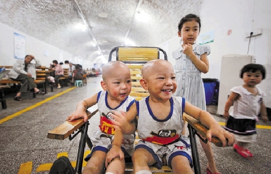 防空洞里覓清涼