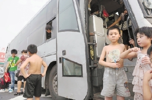 核載40人實載64人 客車超載屢禁不止