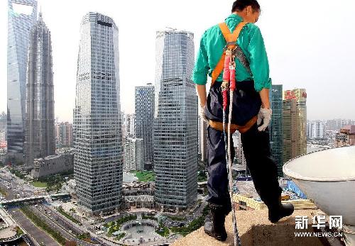 扮靚城市高空的“蜘蛛人”