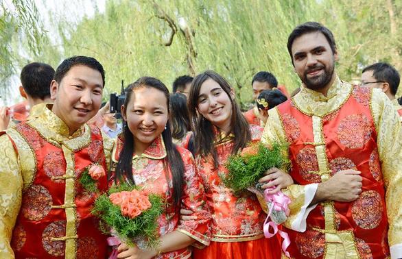 百對新人情定西湖