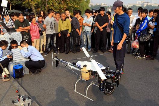 杭州試飛警用搖桿直升機“護駕”西湖煙花大會