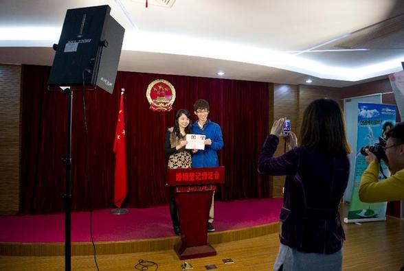 杭州周末特別開(kāi)放婚姻登記“脫光”