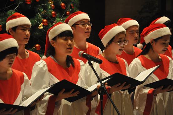 杭州海外?；使诩偃站频昱e行圣誕點燈儀式吸引市民們前往