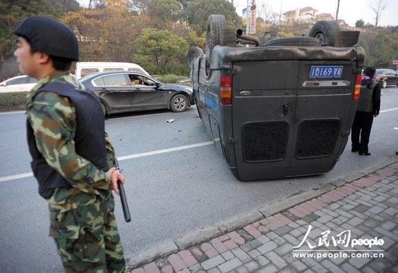 杭州運鈔車仰翻 警方護衛十余箱現金