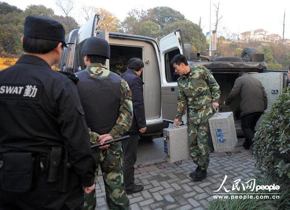 杭州運鈔車仰翻 警方護衛十余箱現金