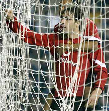 Manchester United's Ruud van Nistelrooy (R), of The Netherlands, celebrates his fourth goal against Sparta Prague with Jose Kleberson (L), of Brazil, during their Champions League Group D soccer match at Old Trafford in Manchester, northern England, November 3, 2004. Manchester United won the match 4-1. [Reuters]