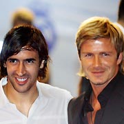 Real Madrid's players Raul (L) and David Beckham pose for photographers after arriving at Real Madrid�K�s Santiago Bernabeu stadium for the premiere of Real Madrid's film "Real: The Movie" in Madrid August 25, 2005.