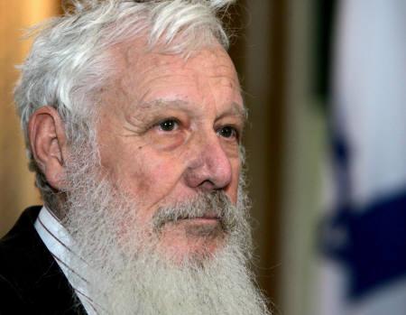 Israeli Professor Robert Aumann looks on at the Hebrew University in Jerusalem October 10, 2005. REUTERS