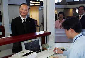 Shao Qiwei, head of China's National Tourism Administration, goes through Taiwan customs at the Chiang Kai-shek international airport October 28, 2005.