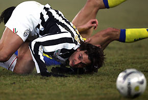 Juventus' Zlatan Ibrahimovic looks towards the ball during their Italian Serie A match against Chievo Verona at the Bentegodi Stadium in Verona, northern Italy January 18, 2006.